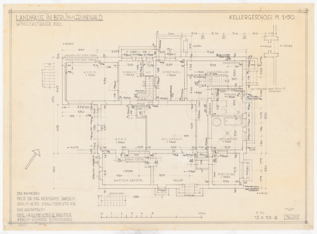 EinBlueprint eines Hauses mit der Aufschrift "Landhaus in Berlin", das auf einem Blatt Papier liegt und mit architektonischen Details versehen ist.