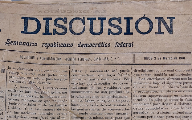 Gelblicher Zeitungsausschnitt mit schwarzer Tinte, Überschrift "Semanario Repúblicano Democrático Federal", zeigt das Wort "Diskussion" und ist etwas zerknittert.