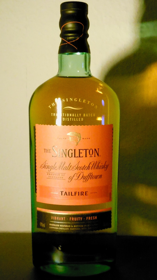 Tiefe Bernsteinflasche Singleton of Dufftown Tailfire Single Malt Scotch Whisky mit schwarzem Etikett, das ein Wappen mit einem Löwen und einer Burg zeigt.
