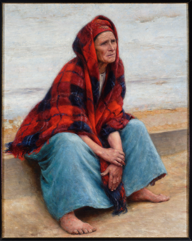 Eine alte Frau sitzt am Strand bei Sonnenuntergang, trägt ein helles Kleid und hat ihr Haar zu einem Knoten gebunden, die Augen geschlossen und die Hände auf dem Schoß, eingerahmt in einem Foto.