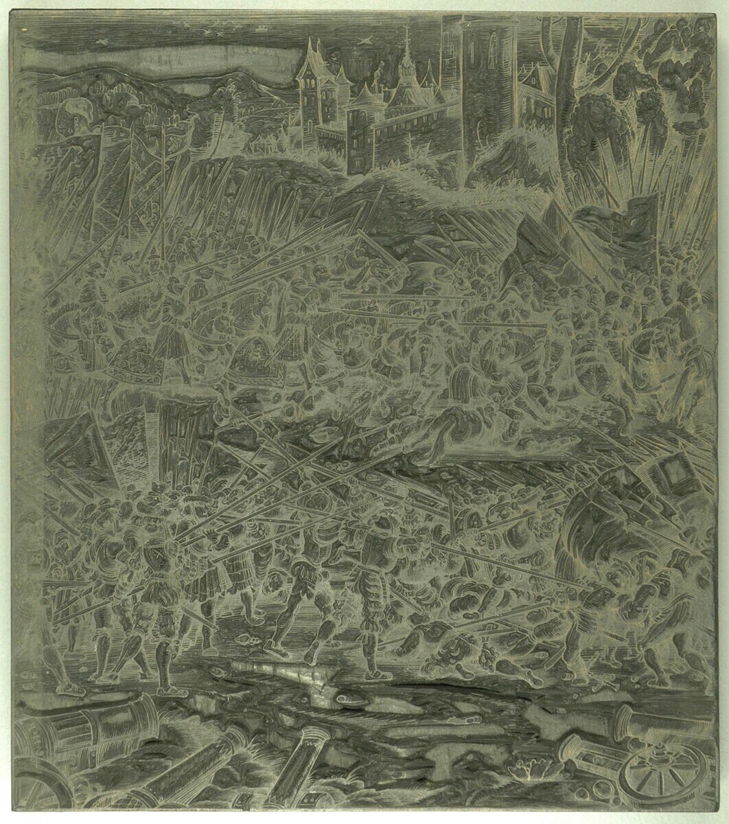 Schwarzes und weißes chaotisches Bild mit aufgeregten Menschen, die laufen, hohen Gebäuden im Hintergrund, verstreuten Gegenständen und Text unten.