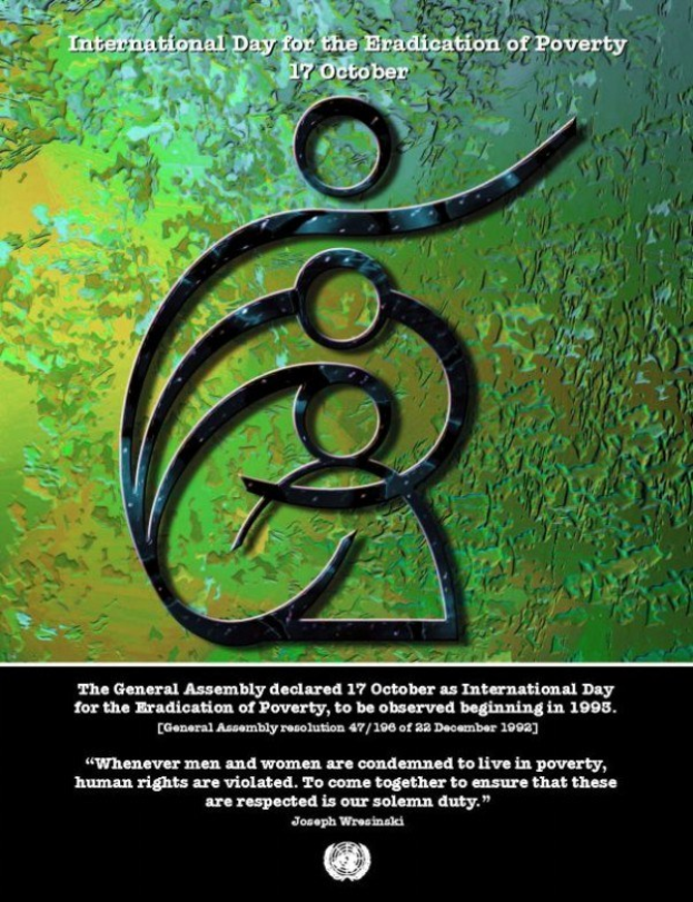 Plakat zum Internationalen Tag zur Beseitigung der Armut mit einem kreisförmigen Logo mit einer Hand in einem Blattkranz, fetter weißer Schrift, die 'Internationaler Tag' liest, auf einem hellblauen Hintergrund mit einem weißen Rand.