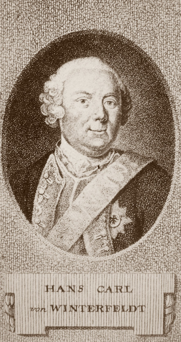 Schwarz-weiß-Porträt von Hans Carl von Winterfeldt mit ernstem Gesichtsausdruck und Text unten.