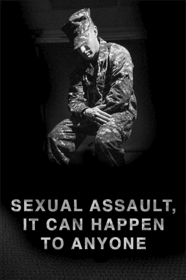 Eine Person in militärischer Uniform mit gesenktem Kopf und gefalteten Händen, die Verzweiflung zeigt, vor einem dunklen Hintergrund, mit dem Text 'sexueller Übergriff, es kann jeden treffen' unten.