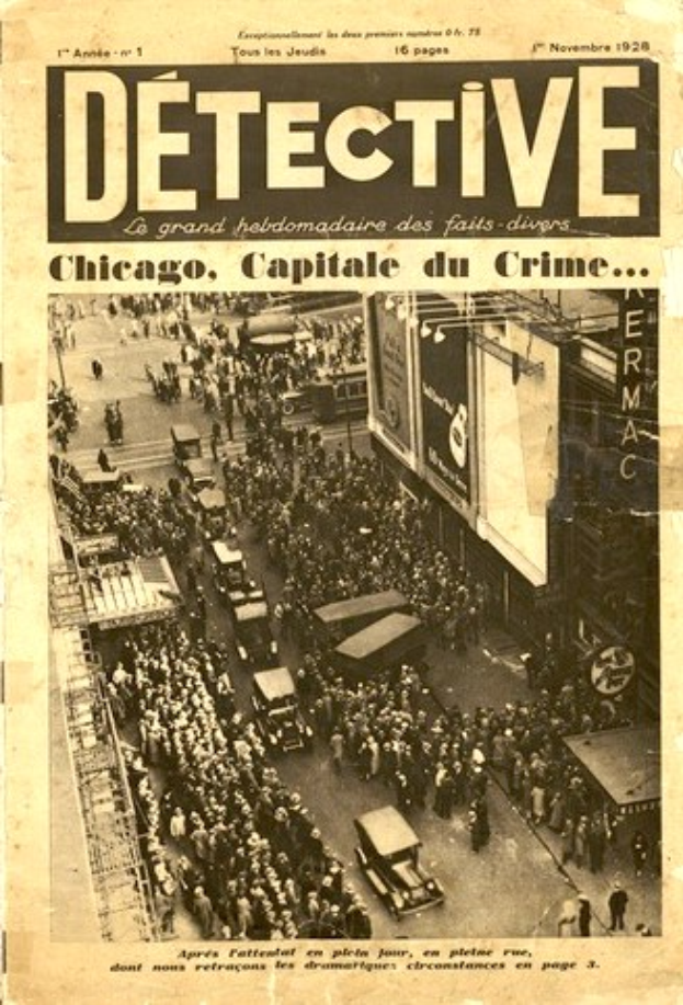 Schwarz-weißes Bild einer alten Zeitung mit einer Schlagzeile, die "Detective, Chicago, Capital du Crime" lautet, im Hintergrund ist eine Menschenmenge, Fahrzeuge und Gebäude zu sehen.