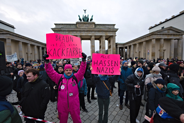 Gruppe demonstriert vor dem Reichstag in Berlin gegen die Anti-Nazi-Bewegung der deutschen Regierung.