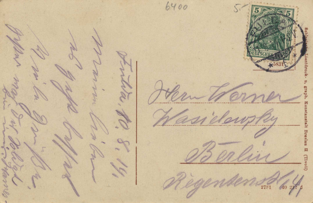 Alter Umschlag mit einer Briefmarke, die an Berlin, Deutschland, adressiert ist und "Berlin" und "5c" trägt.