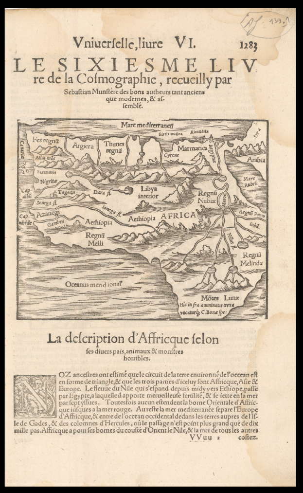 Ein altes Buch mit einem schwarzen Hintergrund und eine detaillierte Karte von Afrika, die geografische Merkmale wie Berge, Flüsse und Städte zeigt, mit begleitendem Text, der weitere Informationen bietet.