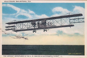 Ein altes Foto eines großen Flugzeugs im Flug, mit Passagieren im Fenster und Wolken am Himmel, mit Text am unteren Bildrand.