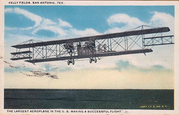 Ein altes Foto eines großen Flugzeugs im Flug, mit Passagieren im Fenster und Wolken am Himmel, mit Text am unteren Bildrand.