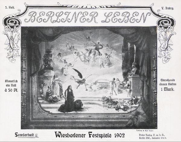 Schwarzes und weißes Foto einer Bühne von den Wiesbadener Festspielen 1902 mit Darstellern in traditioneller deutscher Tracht und einem applaudierenden Publikum.