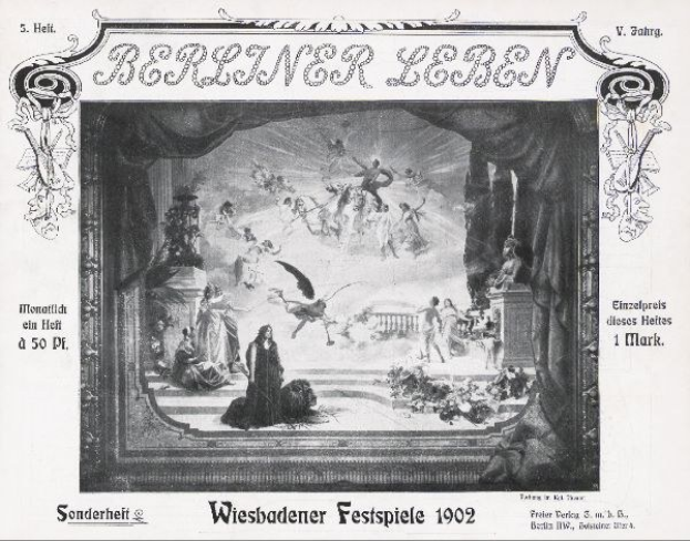 Schwarzes und weißes Foto einer Bühne von den Wiesbadener Festspielen 1902 mit Darstellern in traditioneller deutscher Tracht und einem applaudierenden Publikum.