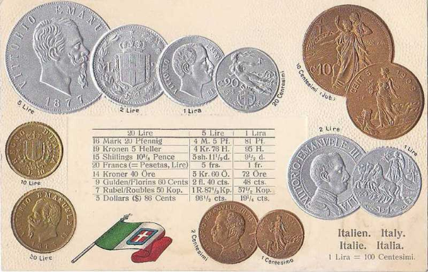 Eine Sammlung italienischer Münzen von 1877–1910, darunter mehrere 20-Lire-Münzen, die auf Papier in einer Reihe angeordnet sind, mit zwei Flaggen darunter, darunter die italienische Flagge.