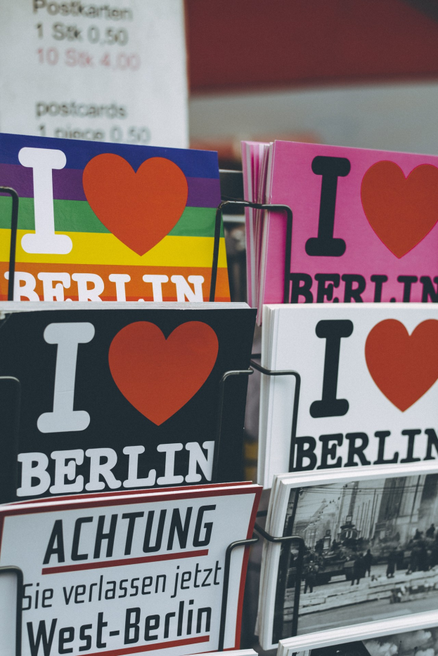 Ein Displayständer mit Büchern und Postern mit der Aufschrift "Ich Liebe Berlin" vor einem leicht unscharfen, träumerischen Hintergrund.