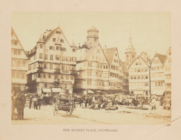 Schwarz-weißes Foto eines belebten Stuttgarter Marktplatzes mit mehrstöckigen Gebäuden, Passanten, horse-drawn carts und verstreuten Waren; verblasste Schrift am unteren Rand.