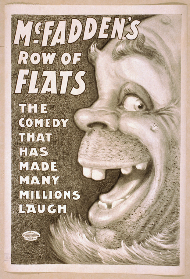 Plakat mit einem lachenden Menschen mit wildem Haar, weit aufgerissenen Augen und einem breiten Grinsen vor einem hellgelben Hintergrund, mit dem Text "McFadden's Row of Flats: The Comedy That Has Made Many Millions Laugh" darüber.