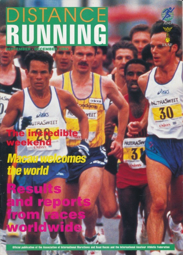 Ein Magazin-Cover mit der Überschrift "Ausdauersport" zeigt eine Gruppe von Läufern bei einem Marathon, einige tragen bunte Laufschuhe, andere Shorts und T-Shirts, vor einem hellblauen Himmel mit weißen Wolken.