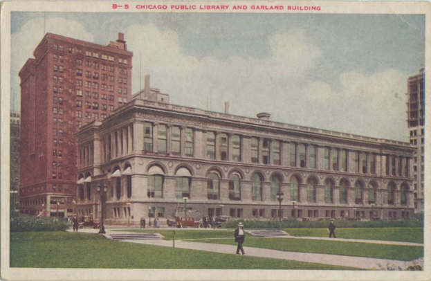 Eine alte Ansichtskarte, die die Chicago Public Library und das Garland Building zeigt, umgeben von Gebäuden, Straßenlaternen, Autos, Passanten, Büschen, Bäumen und einem bewölkten Himmel. Oben auf dem Bild ist Text zu sehen.