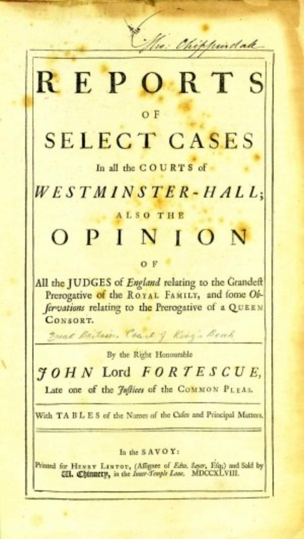 Altes Buch mit dem Titel "Berichte aus den Gerichten von Westminster-Hall sowie die Meinung von John Lord Fortescue" aufgeschlagen auf einer Seite mit schwarzer Tinte