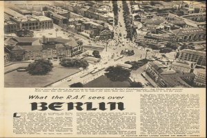 Schwarz-weißer Zeitungsausschnitt mit einem Stadtlandschafts-Foto, das Gebäude, Bäume und Fahrzeuge zeigt, begleitet von Text.