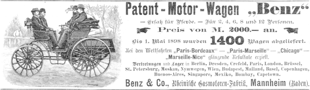 Anzeigetafel für ein Patent-Motorwagen mit zwei Personen im Fahrzeug und Bäumen im Hintergrund sowie Text mit Fahrzeugdetails.