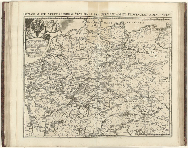 Offenes Buch mit detaillierter Deutschlandkarte, die geografische Merkmale, Flüsse, Berge und beschriftete Städte zeigt, sowie begleitenden Text.
