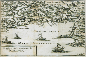 Eine alte Karte des Mittelmeerraums mit Booten im Vordergrund und Text mit weiterer Information.