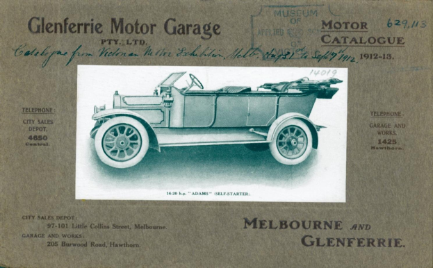 Schwarz-weiß-Anzeige für ein Auto von Glenferrie Motor Garage, die ein Bild des Autos und beschreibenden Text zu seiner Geschichte zeigt.
