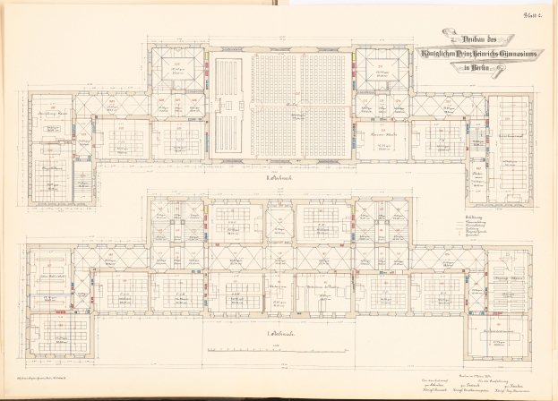 Offenes Buch mit detailliertem Grundriss des Berliner Olympischen Gymnasiums und begleitendem Text zur Beschreibung des Layouts.