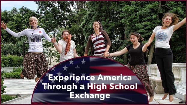 Gruppe von Frauen, die im Freien springen und lächlen, umgeben von Grün und einem klaren blauen Himmel, mit Text unten: "Erlebe Amerika durch einen High School Austausch."