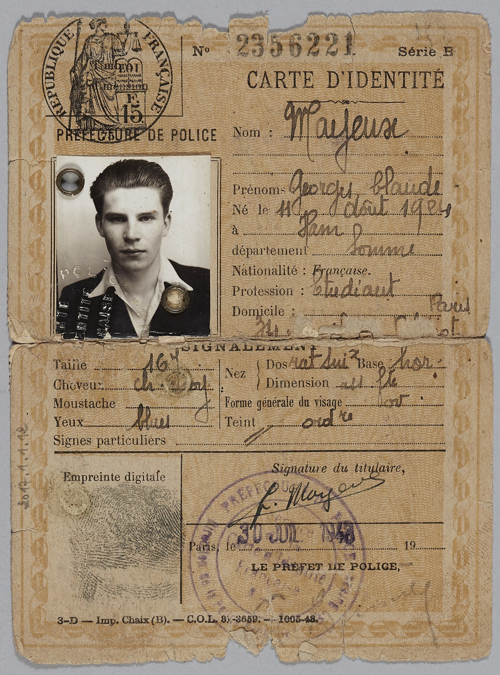 Ein abgenutztes Passfoto mit einem Mannsbild, Text und einem Stempel, was darauf hindeutet, dass es sich um eine gefälschte ID handeln könnte.