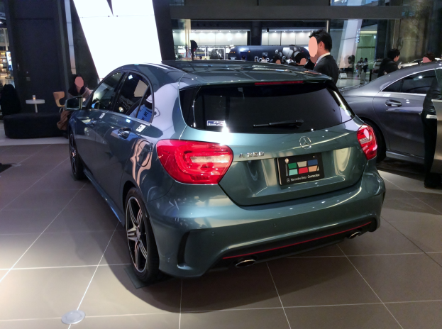 Ein Mercedes-Benz A-Klasse Hatchback auf der IAA in Frankfurt, ein schlankes, modernes Design mit glänzendem Schwarz und Chromakzenten, umgeben von einer Gruppe von Menschen.