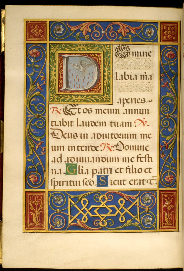 Aufgeschlagenes Buchseite mit einer illuminierten Handschrift, die einen großen verzierten Buchstaben 'D' zeigt, umgeben von detaillierten Entwürfen und Text in leuchtenden Farben.