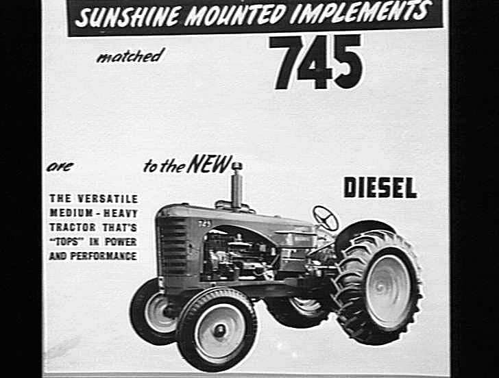 Schwarz-weiß-Werbeposter für einen 745-Traktor mit angebauten Geräten, das den Traktor und beschreibenden Text zeigt.