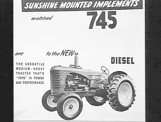 Schwarz-weiß-Werbeposter für einen 745-Traktor mit angebauten Geräten, das den Traktor und beschreibenden Text zeigt.