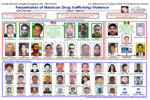 Ein Plakat mit hellblauem Hintergrund, das Bilder verschiedener Personen zeigt, die alle direkt in die Kamera schauen und eine ernste Miene haben, sowie eine fette schwarze Schrift in der Mitte, die "Verbrecher der mexikanischen Drogenhandel Gewalt" lautet.