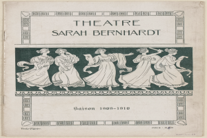 Ein Vintage-Plakat des Théâtre Sarah Bernhardt aus dem Jahr 1909-1910, das eine Gruppe von Frauen in der Mitte und Text zeigt, der das Theater und seine Künstler beschreibt.