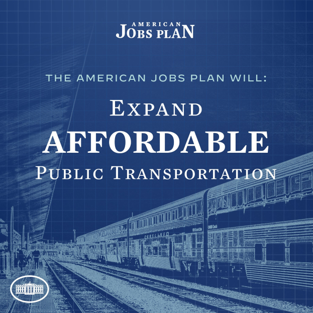 Plakat mit einem Zug auf Schienen mit Menschen in der Nähe, das "The American Jobs Plan Will Expand Affordable Public Transportation" bewirbt.