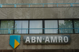 Ein Gebäude mit "ABN AMRO"-Schriftzug, ein Schild, das darauf hinweist, dass es der Hauptsitz ist, Geländer und Glasfenster mit Vorhängen, in Verbindung mit einer Strafe von 1,5 Milliarden US-Dollar.