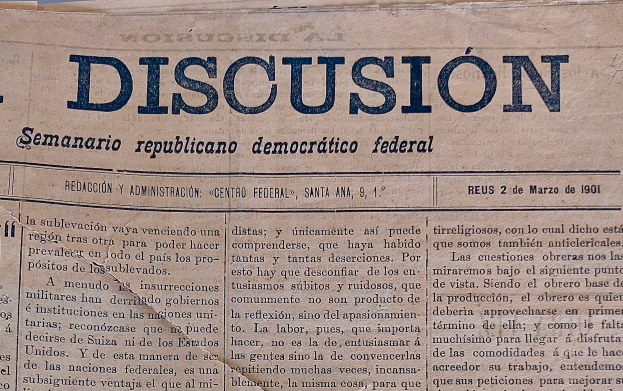 Ein gelblich-staubiges, leicht zerknittertes Zeitungsblatt mit der schwarzen Aufschrift "Diskussion", das die Schlagzeile "Semanario Repúblicano Democrático Federal" trägt.