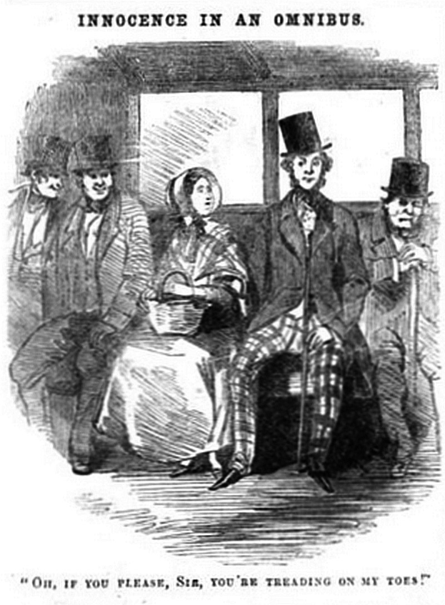 Schwarzes und weißes Foto einer Frau, die in einem Zug sitzt und in einen Spiegel schaut, mit Sitzplätzen und einer Tür auf der linken Seite.