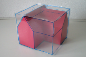 Ein pinkfarbener und blauer Wahlkasten mit offenem Deckel auf einem weißen Tisch