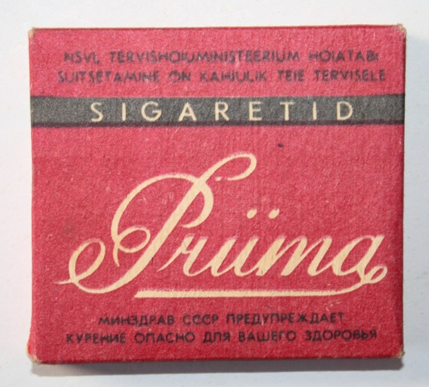 Eine rote Schachtel Prima-Zigaretten auf einem weißen Tisch mit Text auf der Verpackung.