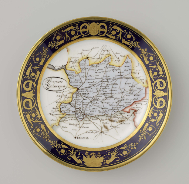 Ein dekorativer Teller mit einer detaillierten Deutschlandkarte, verziert mit kunstvollen Designs und Text, auf einem weißen Hintergrund.