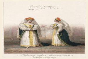 Zwei Frauen in traditionellen russischen Hochzeitskleidern stehen auf einem Teppichboden, lächeln sich an; eine hält einen Strauß, beide tragen weiße und grüne Kleider mit Stickerei und Perlen, Haare zu einem Knoten gebunden, mit Text oben und unten auf dem Bild.