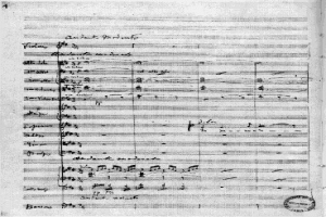 Schwarzes und weißes Notenblatt betitelt "Johann Sebastian Bach - Symphonie Nr. 4 in G-Dur, Op. 63" mit einem Stempel in der rechten unteren Ecke.