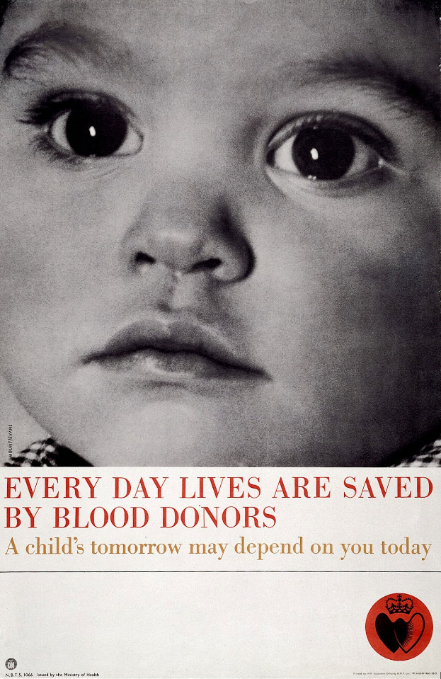 Plakat mit einem Kindergesicht in der Mitte, umgeben von fetter schwarzer Schrift, die 'Jeden Tag rettet Blutspenden Leben' verkündet, und vermittelt eine ernste und dringliche Botschaft.