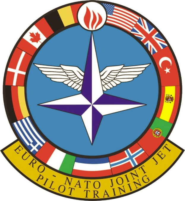 Logo der NATO Joint Jet Pilot Training mit einem blauen Kreis mit einem weißen Stern in der Mitte, umgeben von vier farbigen Flaggen, und weißer Schrift, die 'NATO Joint Jet' liest.