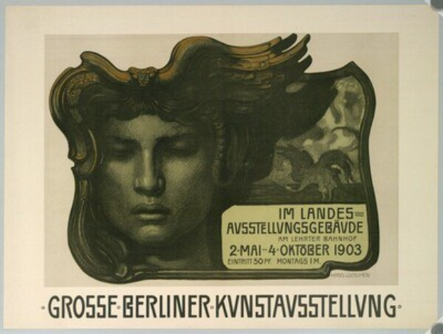 Ein Plakat mit einer Frau mit friedlichem Gesichtsausdruck, die ein weißes Kleid und einen blauen Schal trägt, mit Text, der "Große Berliner KVNSTAVSSTELLVING" um ihr Gesicht herumliest.