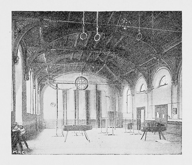 Schwarzes und weißes Foto eines großen Turnhallen mit Tischen, Stühlen, Säulen, Wänden, Fenstern und Deckenringen, beschriftet mit "New York City Turnhalle".
